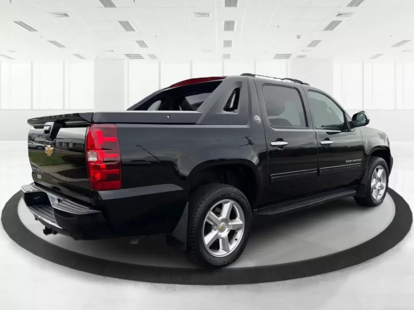 2013 Chevrolet Avalanche LT (3GNTKFE78DG) with an Vortec 5.3L V-8 variable valve control engine, located at 401 Woodman Dr, Riverside, OH, 45431, (937) 908-9800, 39.760899, -84.123421 - Experience Adventure and Utility Like Never Before with the 2013 Chevrolet Avalanche LT from Advantage Car and Credit - Riverside!<br /> <br /> Whether you're gearing up for weekend adventures or simply need a reliable ride for your daily commute, this 2013 Chevrolet Avalanche LT checks all the boxe - Photo#2