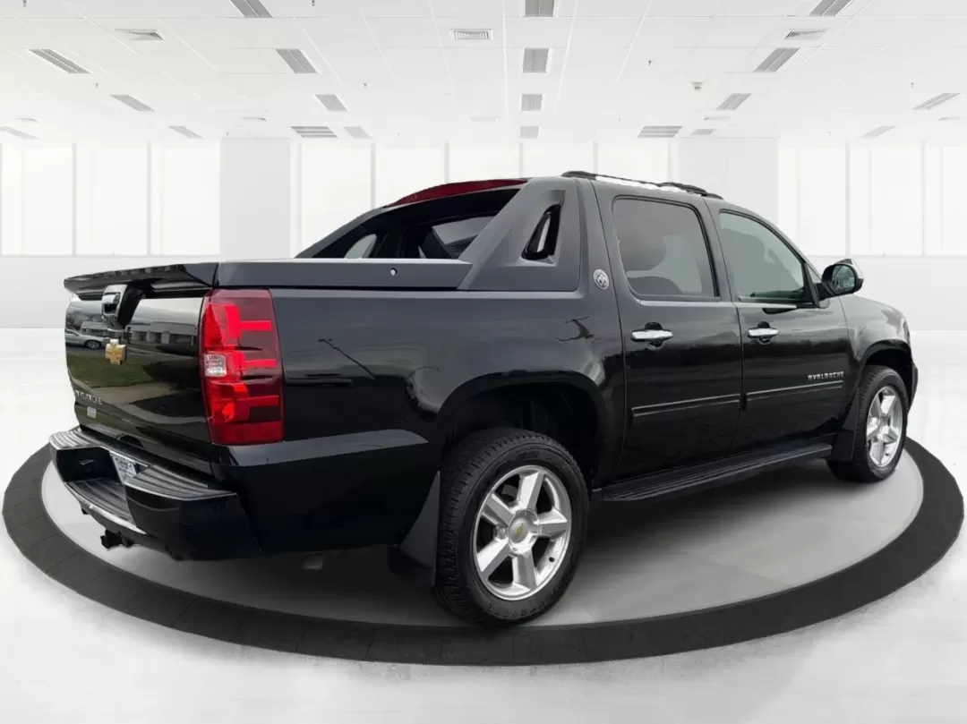 2013 Chevrolet Avalanche LT (3GNTKFE78DG) with an Vortec 5.3L V-8 variable valve control engine, located at 401 Woodman Dr, Riverside, OH, 45431, (937) 908-9800, 39.760899, -84.123421 - Experience Adventure and Utility Like Never Before with the 2013 Chevrolet Avalanche LT from Advantage Car and Credit - Riverside!<br /> <br /> Whether you're gearing up for weekend adventures or simply need a reliable ride for your daily commute, this 2013 Chevrolet Avalanche LT checks all the boxe - Photo#2