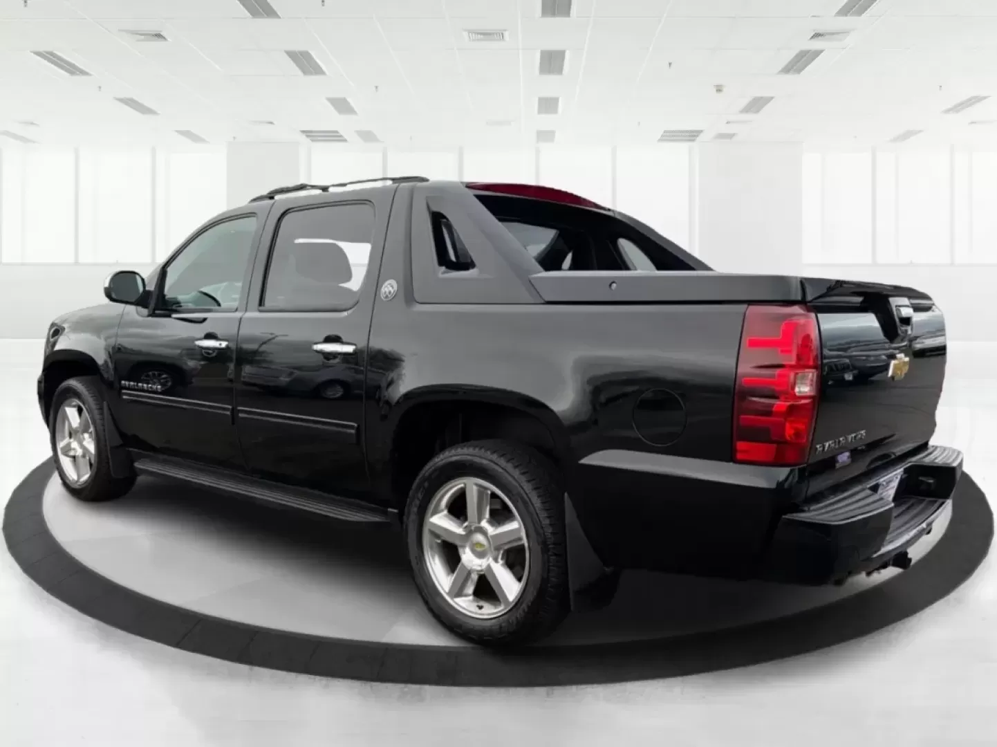 2013 Chevrolet Avalanche LT (3GNTKFE78DG) with an Vortec 5.3L V-8 variable valve control engine, located at 401 Woodman Dr, Riverside, OH, 45431, (937) 908-9800, 39.760899, -84.123421 - Experience Adventure and Utility Like Never Before with the 2013 Chevrolet Avalanche LT from Advantage Car and Credit - Riverside!<br /> <br /> Whether you're gearing up for weekend adventures or simply need a reliable ride for your daily commute, this 2013 Chevrolet Avalanche LT checks all the boxe - Photo#4