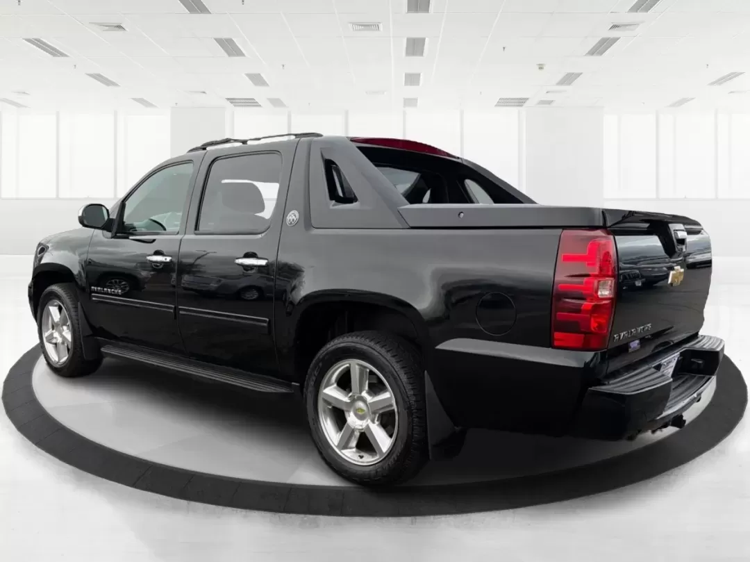 2013 Chevrolet Avalanche LT (3GNTKFE78DG) with an Vortec 5.3L V-8 variable valve control engine, located at 401 Woodman Dr, Riverside, OH, 45431, (937) 908-9800, 39.760899, -84.123421 - Experience Adventure and Utility Like Never Before with the 2013 Chevrolet Avalanche LT from Advantage Car and Credit - Riverside!<br /> <br /> Whether you're gearing up for weekend adventures or simply need a reliable ride for your daily commute, this 2013 Chevrolet Avalanche LT checks all the boxe - Photo#4