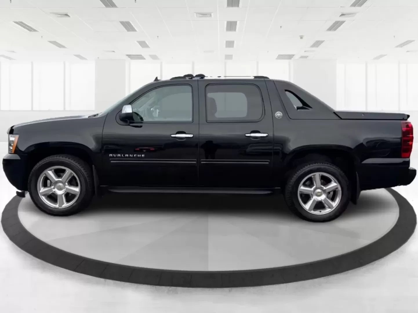 2013 Chevrolet Avalanche LT (3GNTKFE78DG) with an Vortec 5.3L V-8 variable valve control engine, located at 401 Woodman Dr, Riverside, OH, 45431, (937) 908-9800, 39.760899, -84.123421 - Experience Adventure and Utility Like Never Before with the 2013 Chevrolet Avalanche LT from Advantage Car and Credit - Riverside!<br /> <br /> Whether you're gearing up for weekend adventures or simply need a reliable ride for your daily commute, this 2013 Chevrolet Avalanche LT checks all the boxe - Photo#5