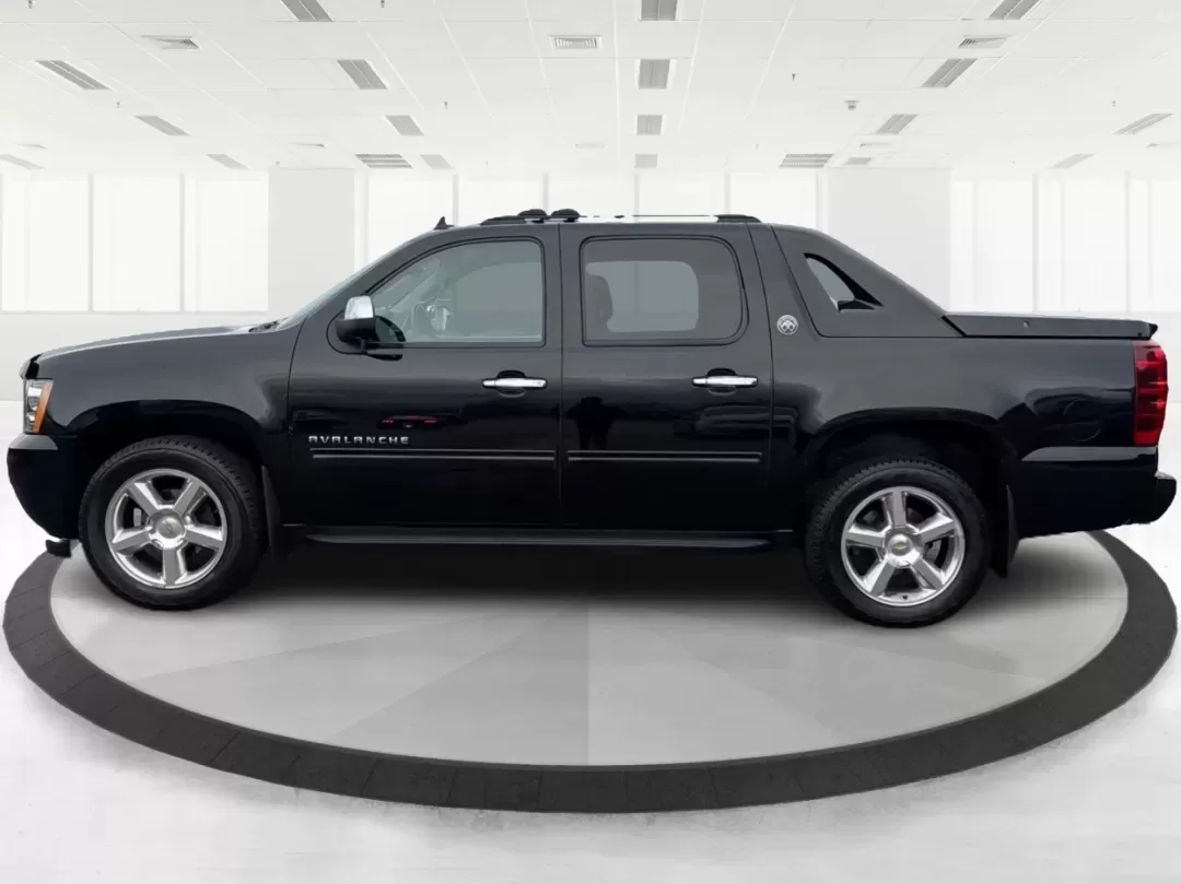 2013 Chevrolet Avalanche LT (3GNTKFE78DG) with an Vortec 5.3L V-8 variable valve control engine, located at 401 Woodman Dr, Riverside, OH, 45431, (937) 908-9800, 39.760899, -84.123421 - Experience Adventure and Utility Like Never Before with the 2013 Chevrolet Avalanche LT from Advantage Car and Credit - Riverside!<br /> <br /> Whether you're gearing up for weekend adventures or simply need a reliable ride for your daily commute, this 2013 Chevrolet Avalanche LT checks all the boxe - Photo#5