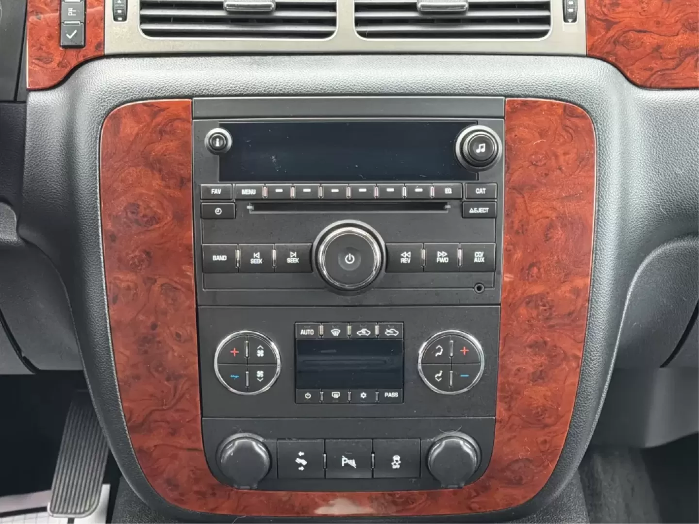 2013 Chevrolet Avalanche LT (3GNTKFE78DG) with an Vortec 5.3L V-8 variable valve control engine, located at 401 Woodman Dr, Riverside, OH, 45431, (937) 908-9800, 39.760899, -84.123421 - Experience Adventure and Utility Like Never Before with the 2013 Chevrolet Avalanche LT from Advantage Car and Credit - Riverside!<br /> <br /> Whether you're gearing up for weekend adventures or simply need a reliable ride for your daily commute, this 2013 Chevrolet Avalanche LT checks all the boxe - Photo#12