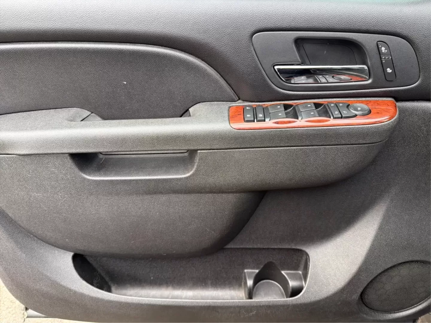 2013 Chevrolet Avalanche LT (3GNTKFE78DG) with an Vortec 5.3L V-8 variable valve control engine, located at 401 Woodman Dr, Riverside, OH, 45431, (937) 908-9800, 39.760899, -84.123421 - Experience Adventure and Utility Like Never Before with the 2013 Chevrolet Avalanche LT from Advantage Car and Credit - Riverside!<br /> <br /> Whether you're gearing up for weekend adventures or simply need a reliable ride for your daily commute, this 2013 Chevrolet Avalanche LT checks all the boxe - Photo#18