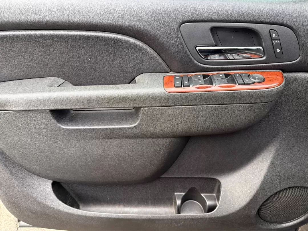 2013 Chevrolet Avalanche LT (3GNTKFE78DG) with an Vortec 5.3L V-8 variable valve control engine, located at 401 Woodman Dr, Riverside, OH, 45431, (937) 908-9800, 39.760899, -84.123421 - Experience Adventure and Utility Like Never Before with the 2013 Chevrolet Avalanche LT from Advantage Car and Credit - Riverside!<br /> <br /> Whether you're gearing up for weekend adventures or simply need a reliable ride for your daily commute, this 2013 Chevrolet Avalanche LT checks all the boxe - Photo#18