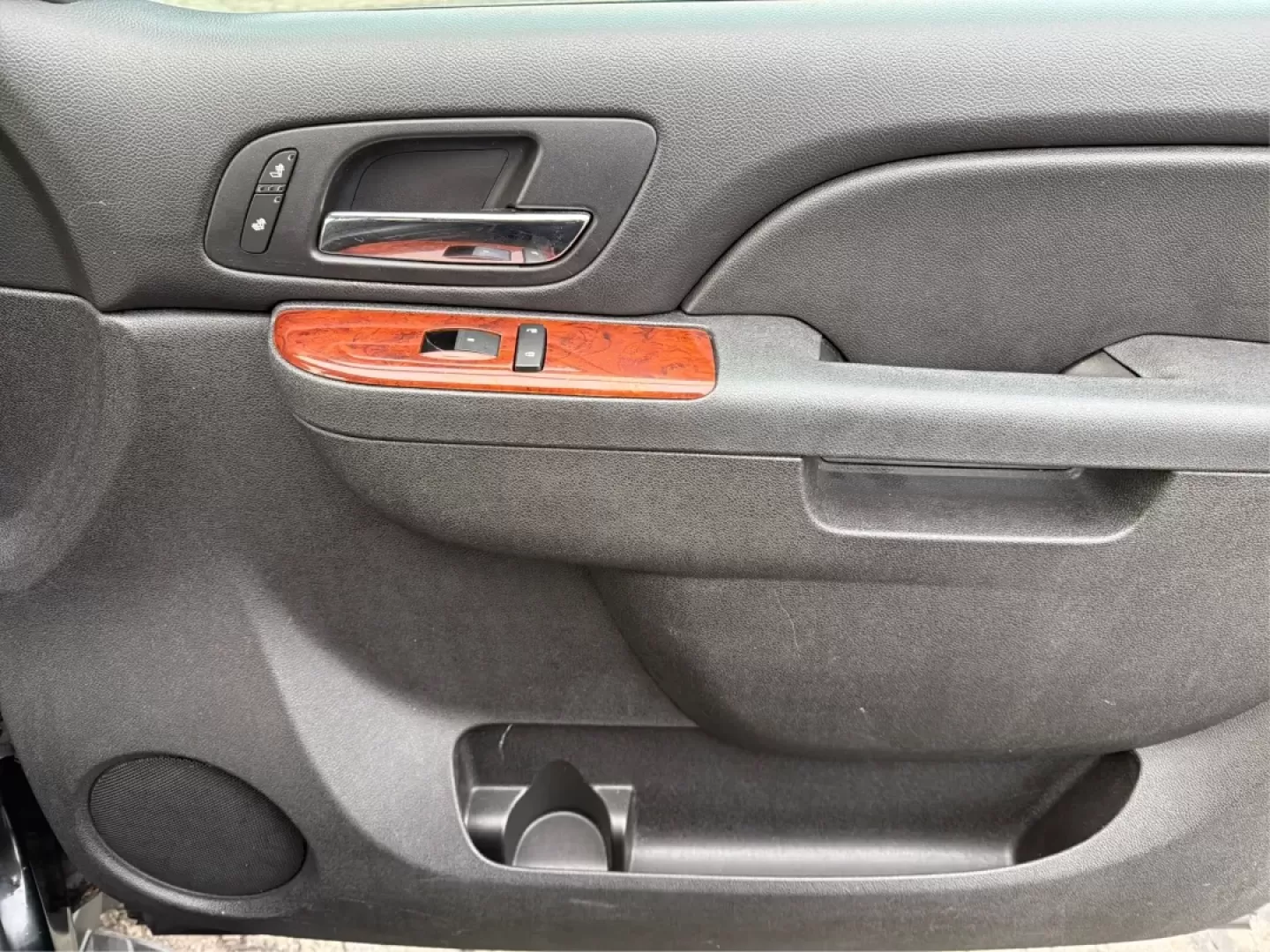 2013 Chevrolet Avalanche LT (3GNTKFE78DG) with an Vortec 5.3L V-8 variable valve control engine, located at 401 Woodman Dr, Riverside, OH, 45431, (937) 908-9800, 39.760899, -84.123421 - Experience Adventure and Utility Like Never Before with the 2013 Chevrolet Avalanche LT from Advantage Car and Credit - Riverside!<br /> <br /> Whether you're gearing up for weekend adventures or simply need a reliable ride for your daily commute, this 2013 Chevrolet Avalanche LT checks all the boxe - Photo#19