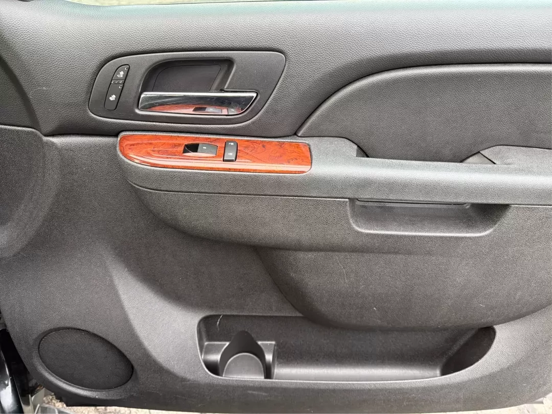 2013 Chevrolet Avalanche LT (3GNTKFE78DG) with an Vortec 5.3L V-8 variable valve control engine, located at 401 Woodman Dr, Riverside, OH, 45431, (937) 908-9800, 39.760899, -84.123421 - Experience Adventure and Utility Like Never Before with the 2013 Chevrolet Avalanche LT from Advantage Car and Credit - Riverside!<br /> <br /> Whether you're gearing up for weekend adventures or simply need a reliable ride for your daily commute, this 2013 Chevrolet Avalanche LT checks all the boxe - Photo#19