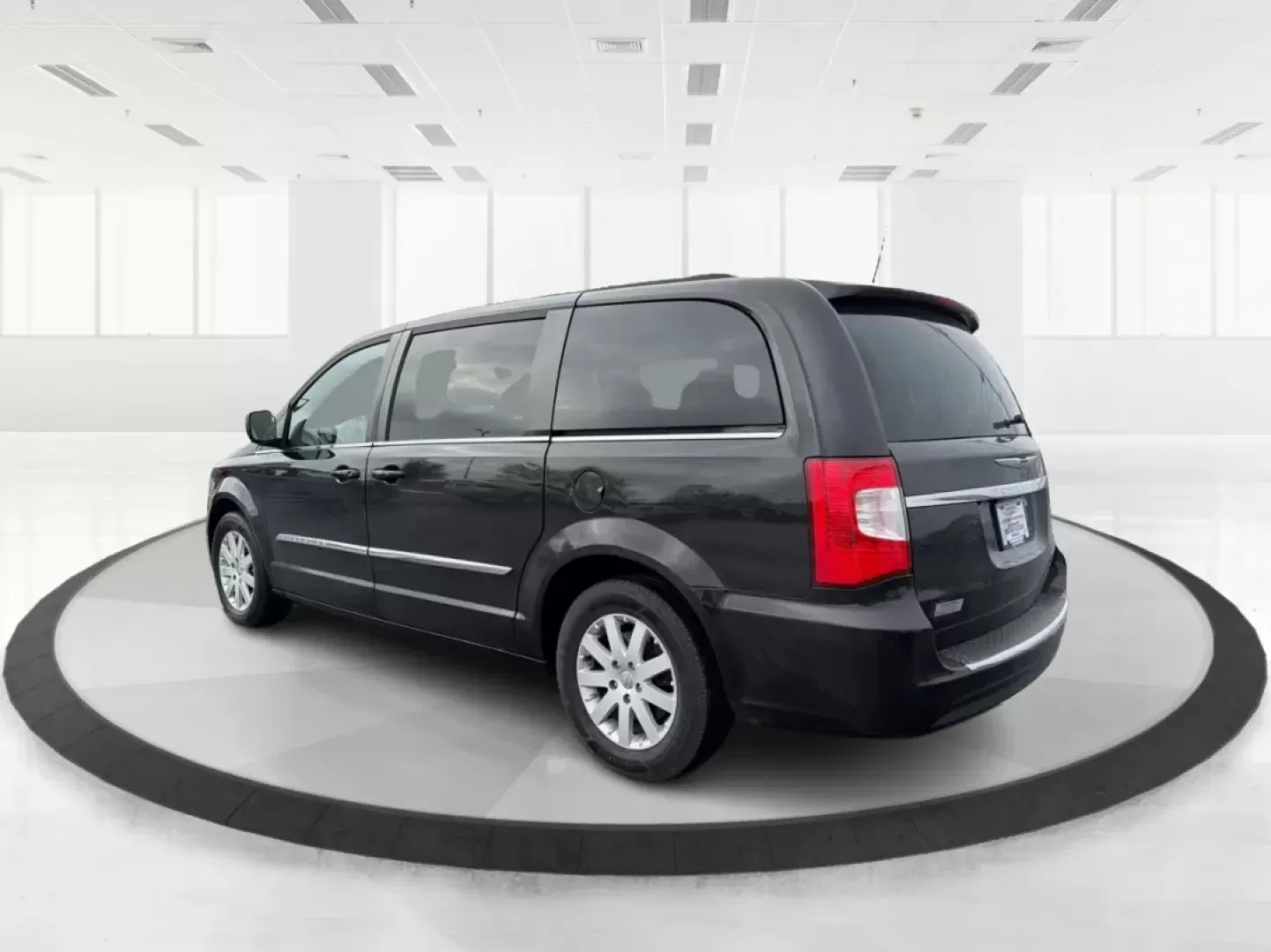 2015 Chrysler Town and Country Touring (2C4RC1BGXFR) with an 3.6L V-6 DOHC engine, located at 401 Woodman Dr, Riverside, OH, 45431, (937) 908-9800, 39.760899, -84.123421 - Are you a growing family searching for the perfect vehicle that effortlessly balances comfort, space, and style? Look no further! Advantage Car and Credit in Riverside, OH, is thrilled to present this stunning **2015 Chrysler Town and Country Touring**, designed for family adventures and daily com - Photo#4