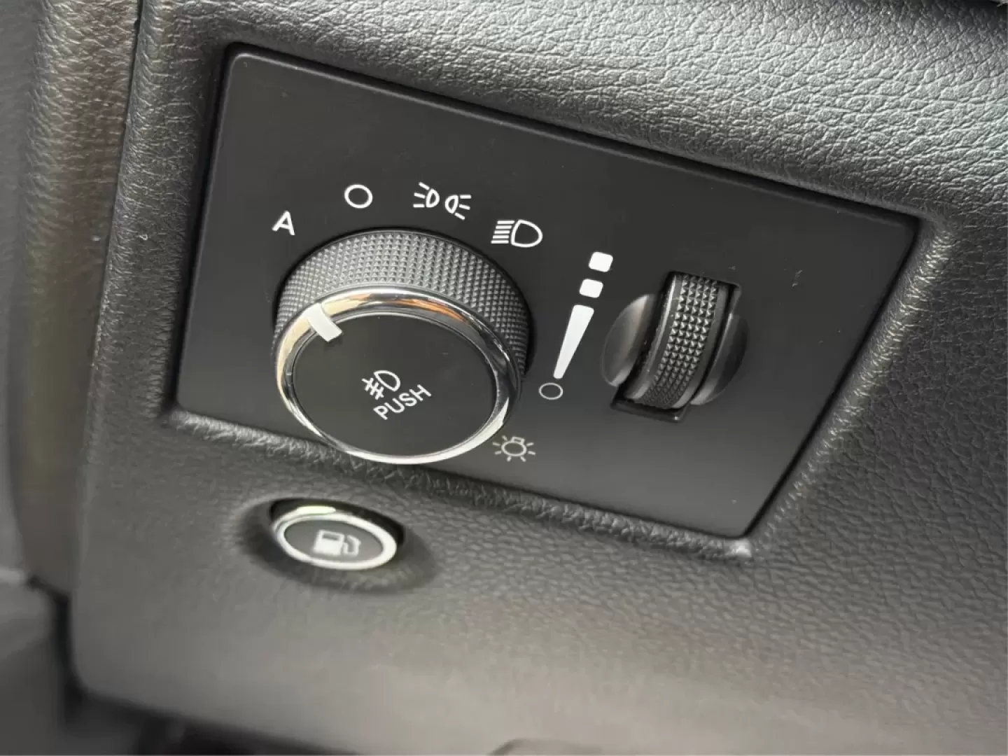 2015 Jeep Grand Cherokee Overland (1C4RJFCT6FC) with an Other engine, located at 1099 N County Rd 25A , Troy, OH, 45373, (937) 908-9800, 40.057079, -84.212883 - **Adventure Awaits: 2015 Jeep Grand Cherokee Overland - Your Perfect Family SUV!**<br /> <br /> If you're looking for a vehicle that perfectly balances comfort, style, and rugged capability, look no further than this stunning 2015 Jeep Grand Cherokee Overland. This SUV is not just a mode of transpor - Photo#17