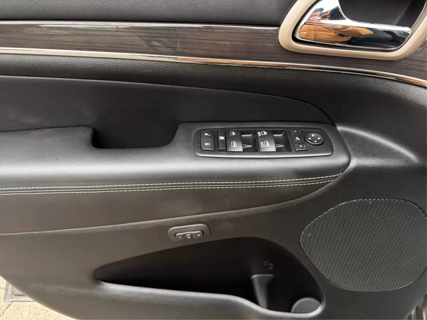 2015 Jeep Grand Cherokee Overland (1C4RJFCT6FC) with an Other engine, located at 1099 N County Rd 25A , Troy, OH, 45373, (937) 908-9800, 40.057079, -84.212883 - **Adventure Awaits: 2015 Jeep Grand Cherokee Overland - Your Perfect Family SUV!**<br /> <br /> If you're looking for a vehicle that perfectly balances comfort, style, and rugged capability, look no further than this stunning 2015 Jeep Grand Cherokee Overland. This SUV is not just a mode of transpor - Photo#19