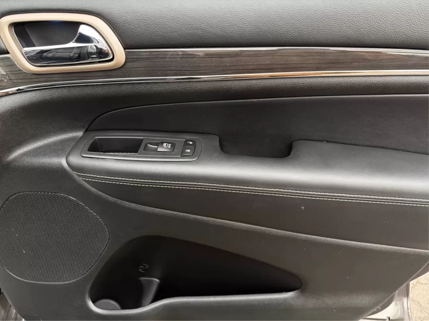 2015 Jeep Grand Cherokee Overland (1C4RJFCT6FC) with an Other engine, located at 1099 N County Rd 25A , Troy, OH, 45373, (937) 908-9800, 40.057079, -84.212883 - **Adventure Awaits: 2015 Jeep Grand Cherokee Overland - Your Perfect Family SUV!**<br /> <br /> If you're looking for a vehicle that perfectly balances comfort, style, and rugged capability, look no further than this stunning 2015 Jeep Grand Cherokee Overland. This SUV is not just a mode of transpor - Photo#20