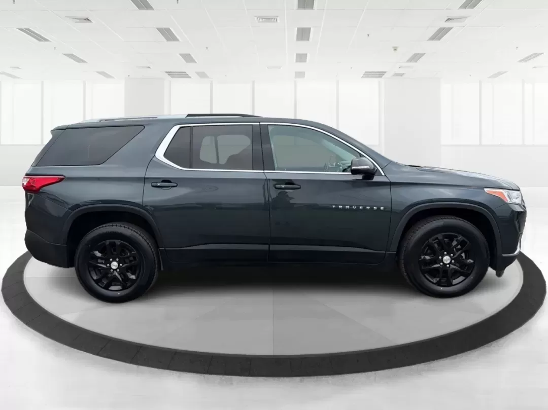 2018 Chevrolet Traverse 1LT (1GNERGKW6JJ) with an 3.6L V-6 gasoline direct injection engine, located at 1184 Kauffman Ave, Fairborn, OH, 45324, (937) 908-9800, 39.807072, -84.030914 - Are you ready to elevate your family's adventures, all while cruising in unparalleled comfort and style? Look no further than this stunning 2018 Chevrolet Traverse 1LT, now available at Advantage Car and Credit in Fairborn, OH! With ample space, cutting-edge technology, and a robust engine, this SUV - Photo#1