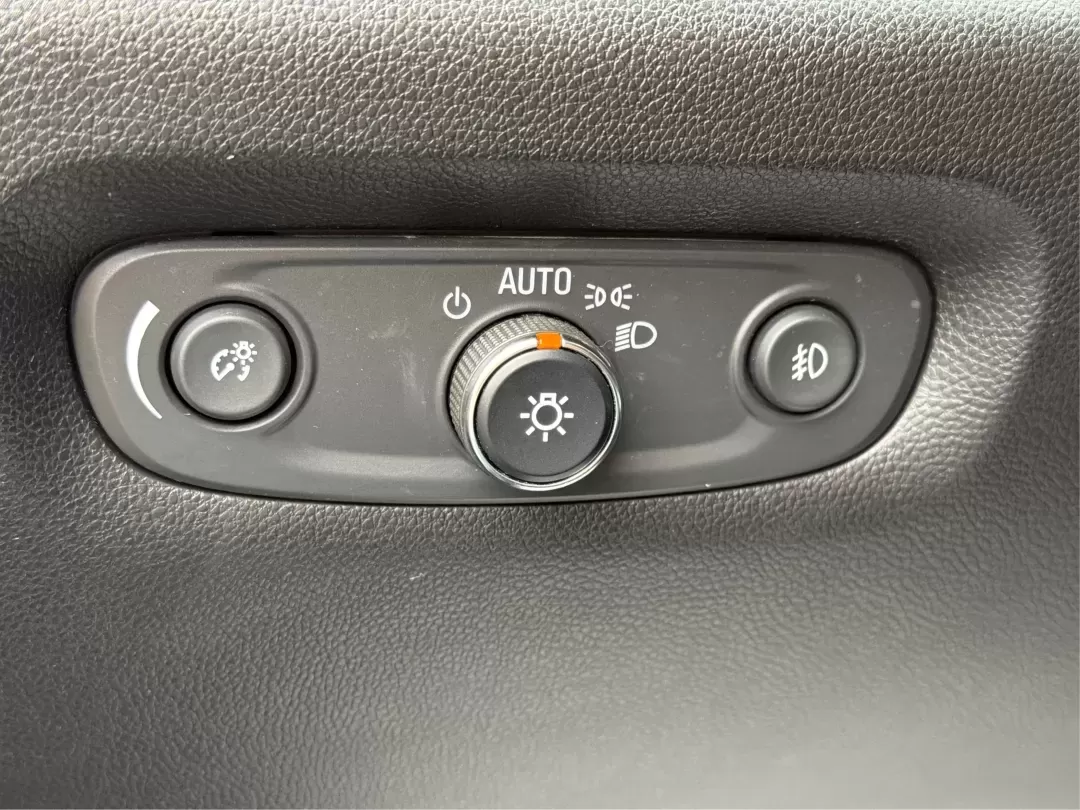 2018 Chevrolet Traverse 1LT (1GNERGKW6JJ) with an 3.6L V-6 gasoline direct injection engine, located at 1184 Kauffman Ave, Fairborn, OH, 45324, (937) 908-9800, 39.807072, -84.030914 - Are you ready to elevate your family's adventures, all while cruising in unparalleled comfort and style? Look no further than this stunning 2018 Chevrolet Traverse 1LT, now available at Advantage Car and Credit in Fairborn, OH! With ample space, cutting-edge technology, and a robust engine, this SUV - Photo#17