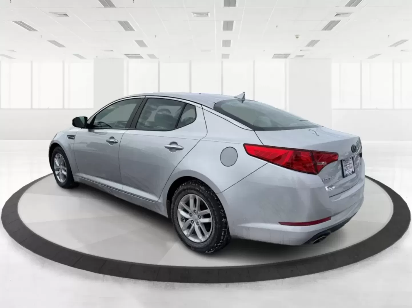 2013 Kia Optima LX (KNAGM4A74D5) with an 2.4L I-4 gasoline direct injection engine, located at 880 E. National Road, Vandalia, OH, 45377, (937) 908-9800, 39.891918, -84.183594 - **Discover Adventure with the 2013 Kia Optima LX at Advantage Car and Credit - Vandalia!** <br /> <br /> Are you ready to elevate your daily drive? Whether you're commuting to work, running errands, or planning a weekend getaway, the 2013 Kia Optima LX is the ideal sedan that seamlessly fits into y - Photo#4