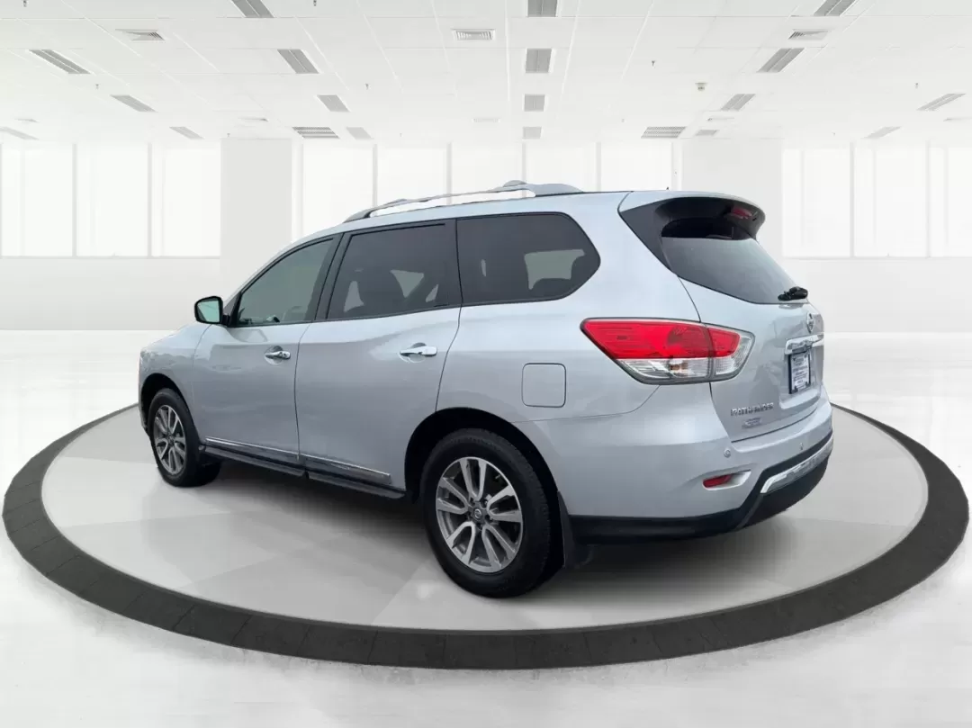 2013 Nissan Pathfinder SL (5N1AR2MM7DC) with an 3.5L V-6 DOHC engine, located at 1184 Kauffman Ave, Fairborn, OH, 45324, (937) 908-9800, 39.807072, -84.030914 - **Discover Your Next Adventure with the 2013 Nissan Pathfinder at Advantage Car and Credit in Fairborn, OH!**<br /> <br /> Are you ready to elevate your family outings or weekend adventures? Look no further than the 2013 Nissan Pathfinder SL, a spacious and dependable SUV perfect for growing familie - Photo#4