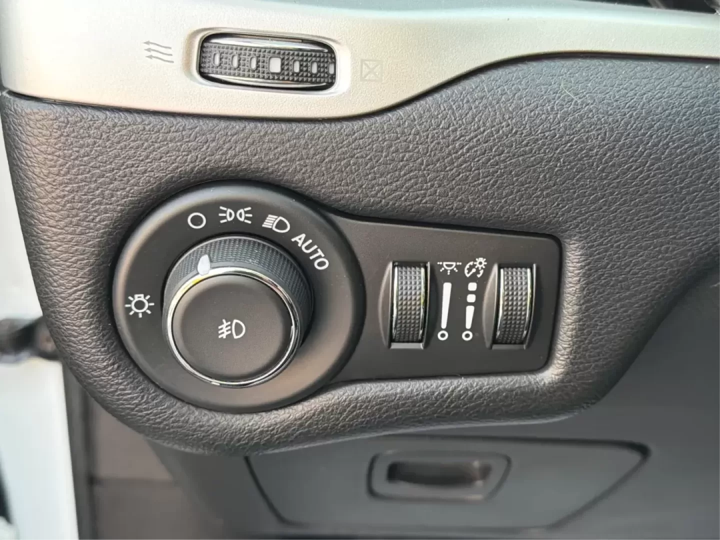 2014 Jeep Cherokee Limited (1C4PJMDS7EW) with an Other engine, located at 8750 N County Rd 25A, Piqua, OH, 45356, (937) 908-9800, 40.164391, -84.232513 - **Adventure Awaits in the 2014 Jeep Cherokee Limited Perfect for Families or Weekend Getaways!**<br /> <br /> Are you looking for a vehicle that's as versatile as your lifestyle? The 2014 Jeep Cherokee Limited, available at Advantage Car and Credit - Piqua, is your ticket to freedom on the open roa - Photo#17