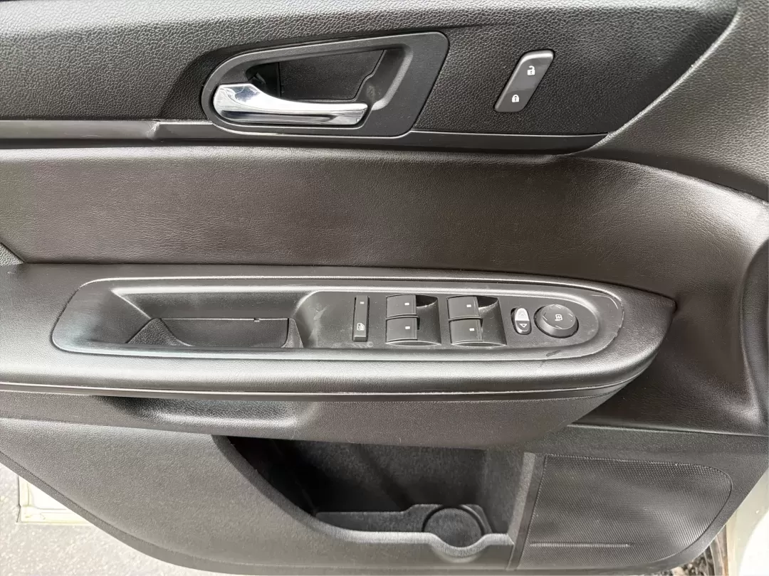 2017 Chevrolet Traverse 1LT (1GNKVGKD1HJ) with an 3.6L V-6 gasoline direct injection engine, located at 880 E. National Road, Vandalia, OH, 45377, (937) 908-9800, 39.891918, -84.183594 - **Adventure Awaits with the 2017 Chevrolet Traverse at Advantage Car and Credit!**<br /> <br /> Are you ready to elevate your family road trips or weekend adventures? Look no further than our stunning 2017 Chevrolet Traverse, available now at Advantage Car and Credit in Vandalia, OH. This spacious S - Photo#19