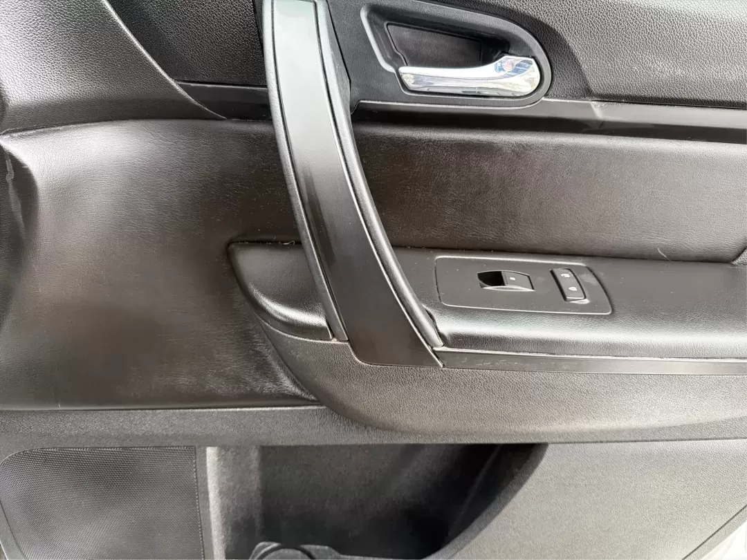 2017 Chevrolet Traverse 1LT (1GNKVGKD1HJ) with an 3.6L V-6 gasoline direct injection engine, located at 880 E. National Road, Vandalia, OH, 45377, (937) 908-9800, 39.891918, -84.183594 - **Adventure Awaits with the 2017 Chevrolet Traverse at Advantage Car and Credit!**<br /> <br /> Are you ready to elevate your family road trips or weekend adventures? Look no further than our stunning 2017 Chevrolet Traverse, available now at Advantage Car and Credit in Vandalia, OH. This spacious S - Photo#20