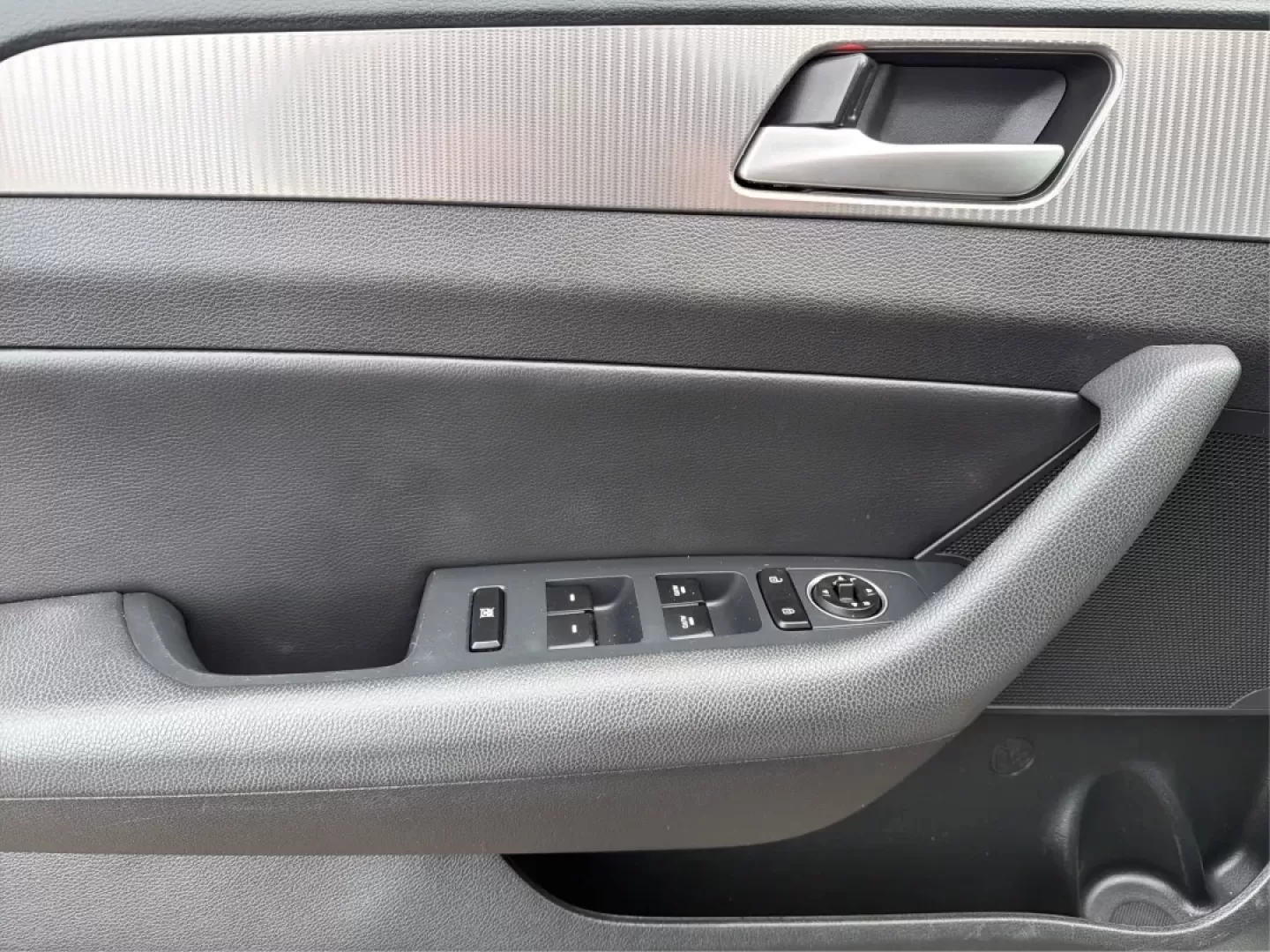 2018 Hyundai Sonata Sport (5NPE34AF6JH) with an 2.4L I-4 gasoline direct injection engine, located at 880 E. National Road, Vandalia, OH, 45377, (937) 908-9800, 39.891918, -84.183594 - **Discover the 2018 Hyundai Sonata Sport: Elevate Your Daily Commute in Style!**<br /> <br /> Are you seeking a vehicle that perfectly balances style, comfort, and reliability for your daily commute or family outings? Look no further than this stunning 2018 Hyundai Sonata Sport, available now at Adv - Photo#17