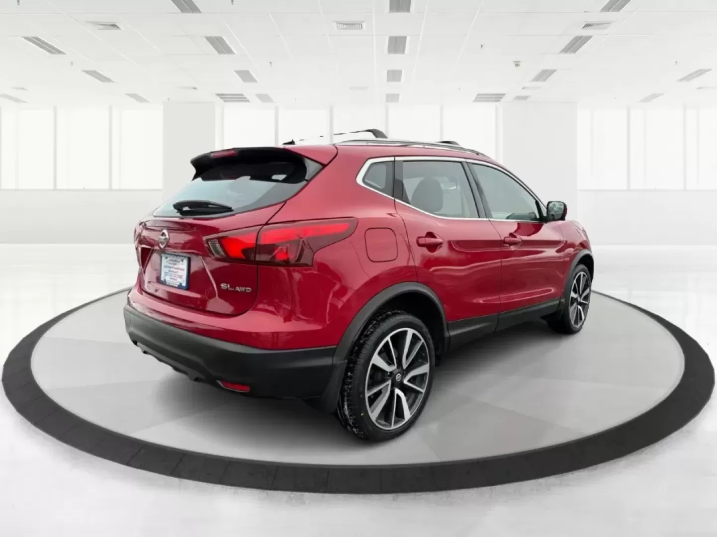 2018 Nissan Rogue SL (JN1BJ1CRXJW) with an 2L I-4 gasoline direct injection engine, located at 1184 Kauffman Ave, Fairborn, OH, 45324, (937) 908-9800, 39.807072, -84.030914 - 2018 Nissan Rogue SL - Photo#2