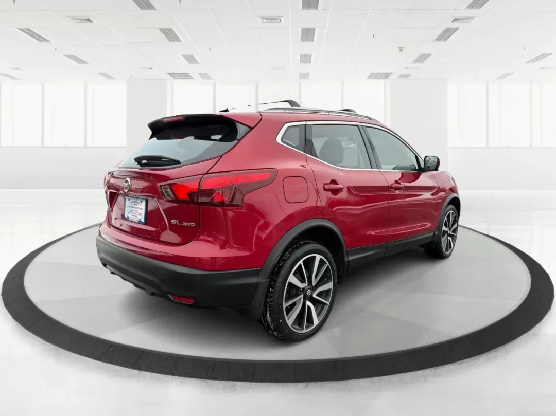 2018 Nissan Rogue SL (JN1BJ1CRXJW) with an 2L I-4 gasoline direct injection engine, located at 1184 Kauffman Ave, Fairborn, OH, 45324, (937) 908-9800, 39.807072, -84.030914 - **Adventure Awaits with the 2018 Nissan Rogue SL at Advantage Car and Credit - Fairborn!**<br /> <br /> Are you ready to elevate your driving experience and create unforgettable memories on the road? The 2018 Nissan Rogue SL is the ideal companion for growing families, weekend adventurers, or anyone - Photo#2
