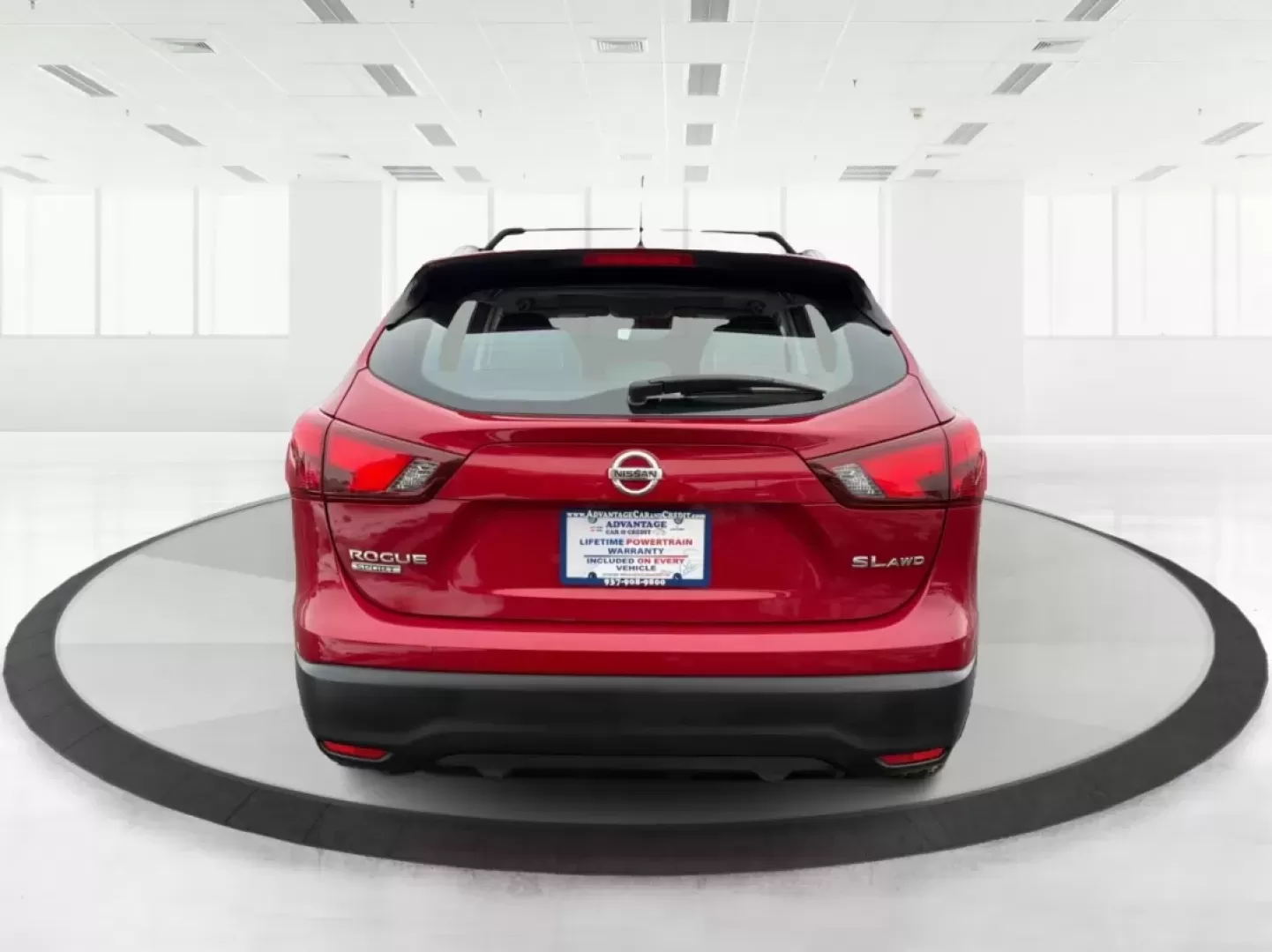 2018 Nissan Rogue SL (JN1BJ1CRXJW) with an 2L I-4 gasoline direct injection engine, located at 1184 Kauffman Ave, Fairborn, OH, 45324, (937) 908-9800, 39.807072, -84.030914 - 2018 Nissan Rogue SL - Photo#3