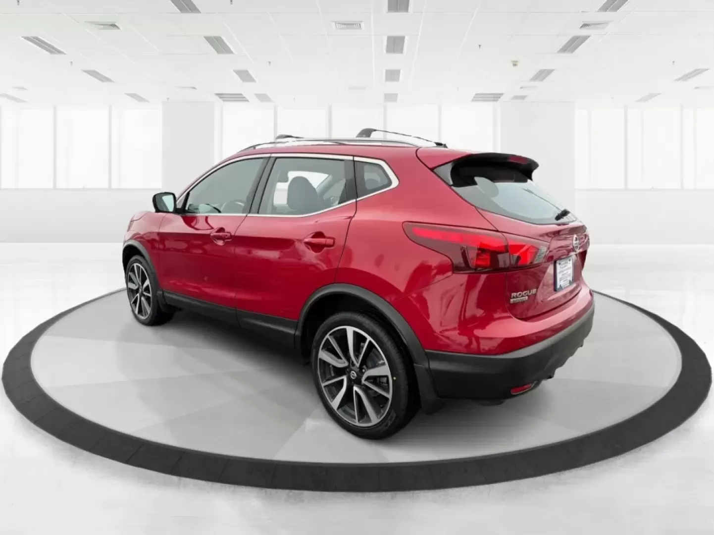 2018 Nissan Rogue SL (JN1BJ1CRXJW) with an 2L I-4 gasoline direct injection engine, located at 1184 Kauffman Ave, Fairborn, OH, 45324, (937) 908-9800, 39.807072, -84.030914 - 2018 Nissan Rogue SL - Photo#4