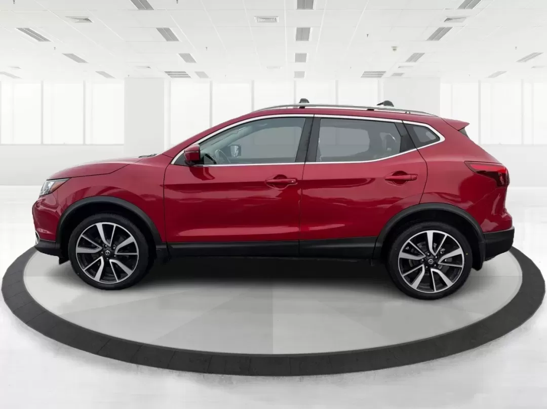 2018 Nissan Rogue SL (JN1BJ1CRXJW) with an 2L I-4 gasoline direct injection engine, located at 1184 Kauffman Ave, Fairborn, OH, 45324, (937) 908-9800, 39.807072, -84.030914 - **Adventure Awaits with the 2018 Nissan Rogue SL at Advantage Car and Credit - Fairborn!**<br /> <br /> Are you ready to elevate your driving experience and create unforgettable memories on the road? The 2018 Nissan Rogue SL is the ideal companion for growing families, weekend adventurers, or anyone - Photo#5