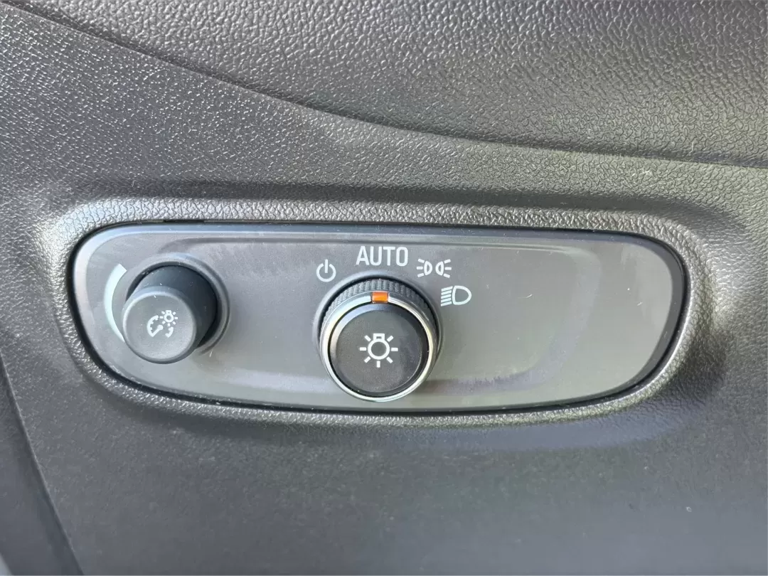 2022 Chevrolet Equinox AWD 1FL (2GNAX5EV4N6) with an 1.5L I-4 gasoline direct injection engine, located at 1951 S Dayton Lakeview Rd., New Carlisle, OH, 45344, (937) 908-9800, 39.890999, -84.050255 - **Discover Your Next Adventure with the 2022 Chevrolet Equinox at Advantage Car and Credit - New Carlisle!**<br /> <br /> If you're in the market for a versatile SUV that effortlessly blends family-friendly features with modern technology, look no further than this stunning 2022 Chevrolet Equinox. P - Photo#17