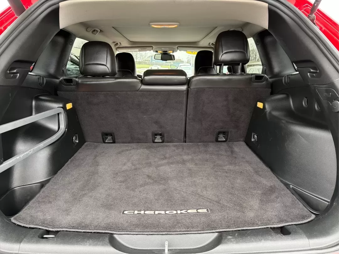 2018 Jeep Cherokee Limited 4x4 (1C4PJMDB4JD) with an Other engine, located at 1951 S Dayton Lakeview Rd., New Carlisle, OH, 45344, (937) 908-9800, 39.890999, -84.050255 - **Adventure Awaits with the 2018 Jeep Cherokee Limited 4x4!**<br /> <br /> Are you ready to elevate your daily drive or embark on unforgettable weekend adventures? Look no further than this stunning 2018 Jeep Cherokee Limited 4x4, now available at Advantage Car and Credit, your trusted Buy Here Pay - Photo#11