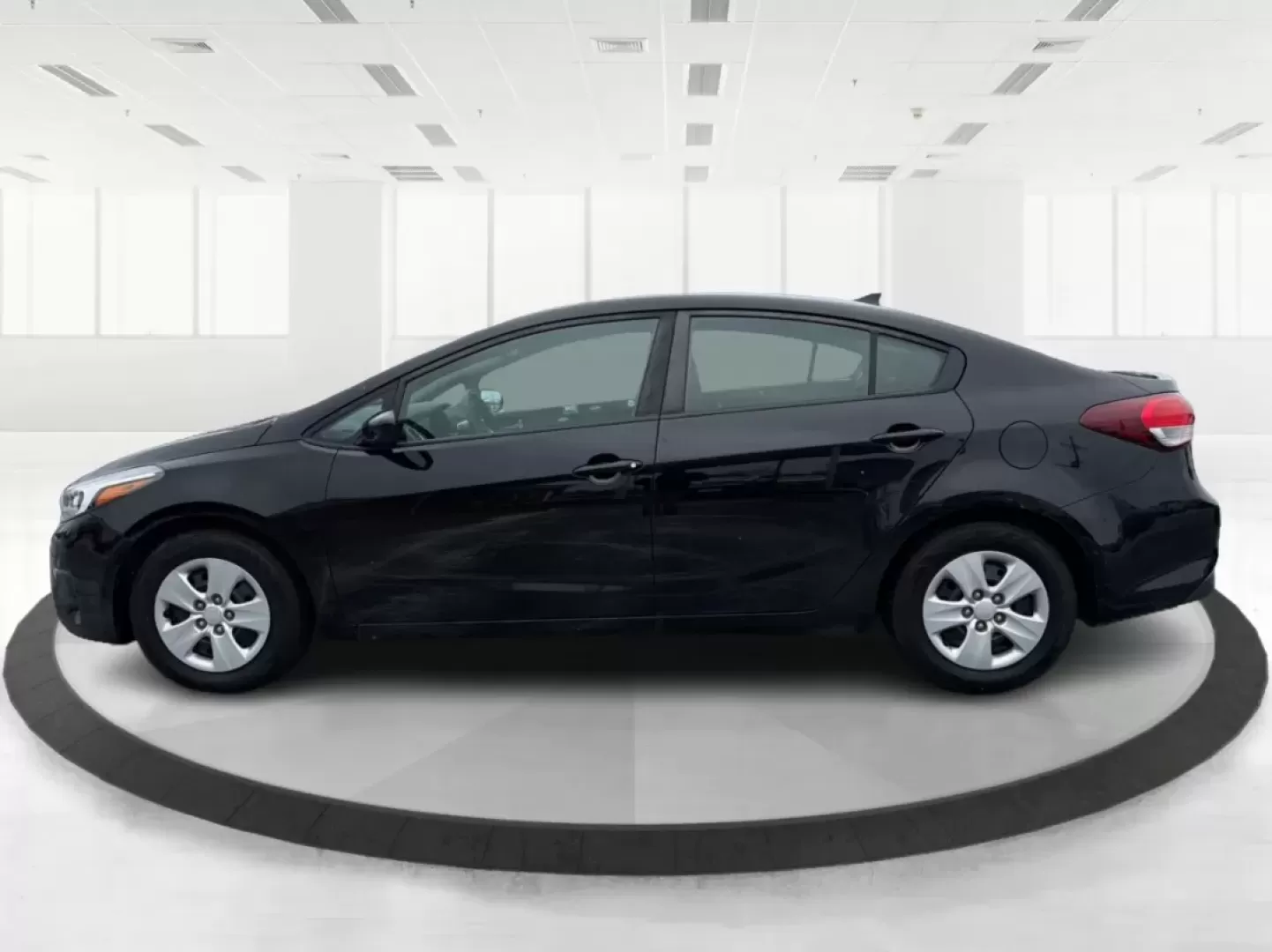 2018 Kia Forte LX (3KPFK4A71JE) with an 2L I-4 DOHC engine, located at 1951 S Dayton Lakeview Rd., New Carlisle, OH, 45344, (937) 908-9800, 39.890999, -84.050255 - **Discover Your Next Adventure with the 2018 Kia Forte at Advantage Car and Credit!**<br /> <br /> Are you in the market for a reliable and stylish sedan that accommodates your busy lifestyle? Look no further than this stunning 2018 Kia Forte LX, available now at Advantage Car and Credit in New Carl - Photo#5