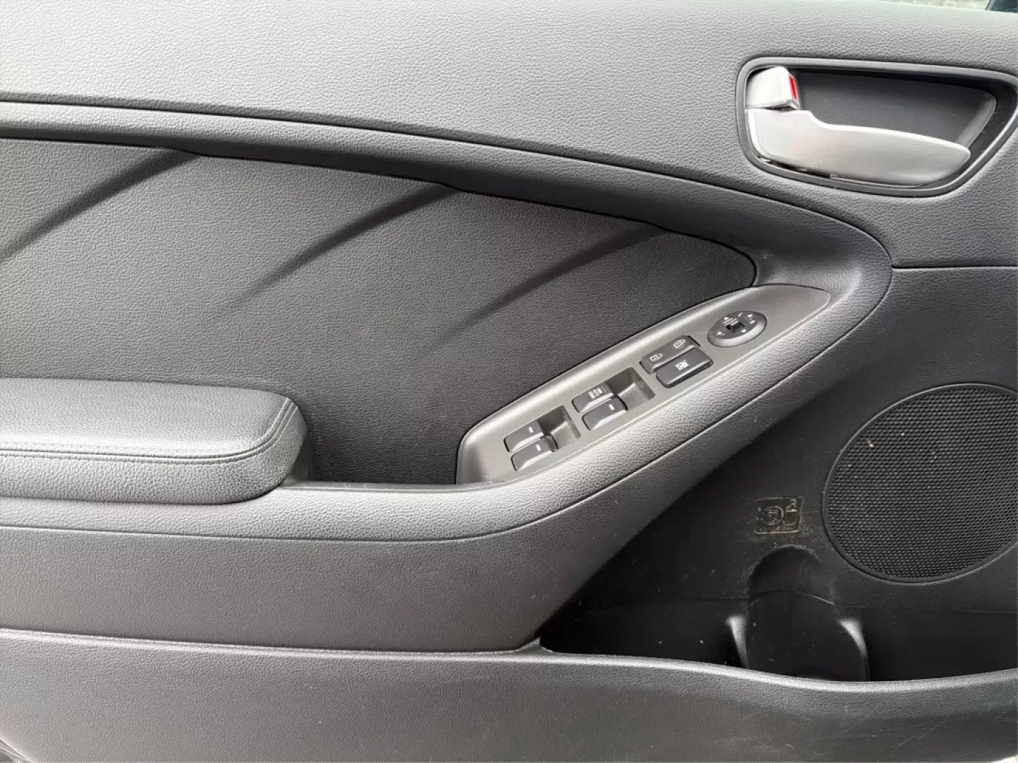 2018 Kia Forte LX (3KPFK4A71JE) with an 2L I-4 DOHC engine, located at 1951 S Dayton Lakeview Rd., New Carlisle, OH, 45344, (937) 908-9800, 39.890999, -84.050255 - **Discover Your Next Adventure with the 2018 Kia Forte at Advantage Car and Credit!**<br /> <br /> Are you in the market for a reliable and stylish sedan that accommodates your busy lifestyle? Look no further than this stunning 2018 Kia Forte LX, available now at Advantage Car and Credit in New Carl - Photo#17