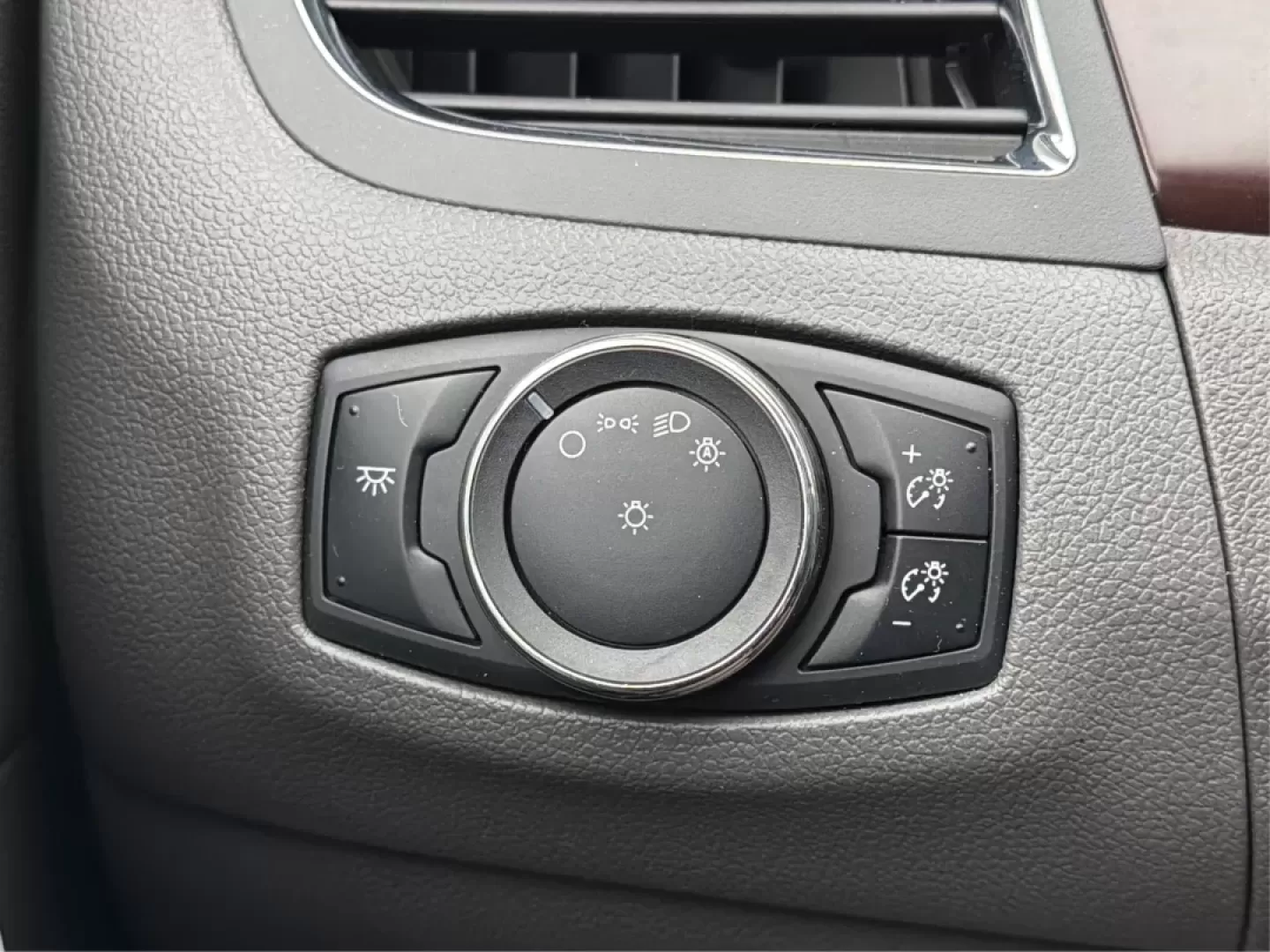 2014 Ford Edge Limited (2FMDK4KC2EB) with an 3.5L V-6 DOHC engine, located at 8750 N County Rd 25A, Piqua, OH, 45356, (937) 908-9800, 40.164391, -84.232513 - **Discover the Perfect Family SUV for Your Next Adventure: 2014 Ford Edge Limited at Advantage Car and Credit - Piqua!**<br /> <br /> Are you searching for a versatile and stylish vehicle that can accommodate your growing family's needs while also providing the comfort and style you crave? Look no f - Photo#17