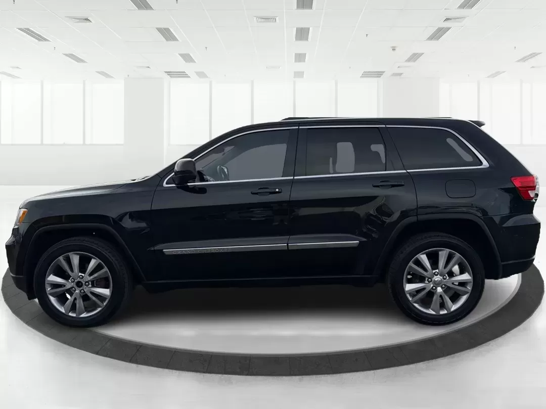 2013 Jeep Grand Cherokee Laredo (1C4RJFAG1DC) with an Other engine, located at 1184 Kauffman Ave, Fairborn, OH, 45324, (937) 908-9800, 39.807072, -84.030914 - **Explore Adventure with the 2013 Jeep Grand Cherokee Laredo Your Ultimate SUV Awaits!**<br /> <br /> Are you ready to elevate your driving experience and tackle every journey with style and confidence? At Advantage Car and Credit in Fairborn, OH, we proudly present a remarkable 2013 Jeep Grand Che - Photo#5