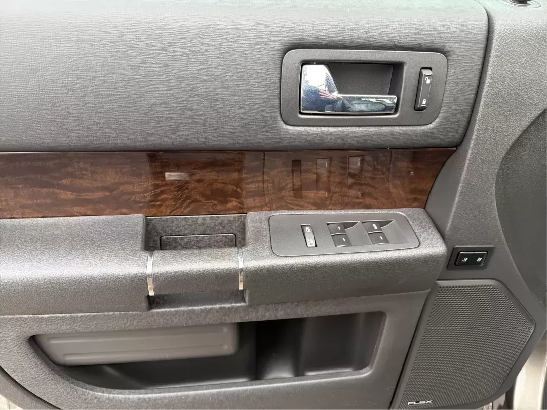 2014 Ford Flex Limited (2FMGK5D89EB) with an 3.5L V-6 DOHC engine, located at 4508 South Dixie Dr, Moraine, OH, 45439, (937) 908-9800, 39.689976, -84.218452 - Are you ready to upgrade your lifestyle with a reliable vehicle that accommodates both family adventures and daily commutes? Look no further than this stunning 2014 Ford Flex Limited, available now at Advantage Car and Credit in Moraine, OH. With its spacious interior, versatile cargo capacity, and - Photo#19