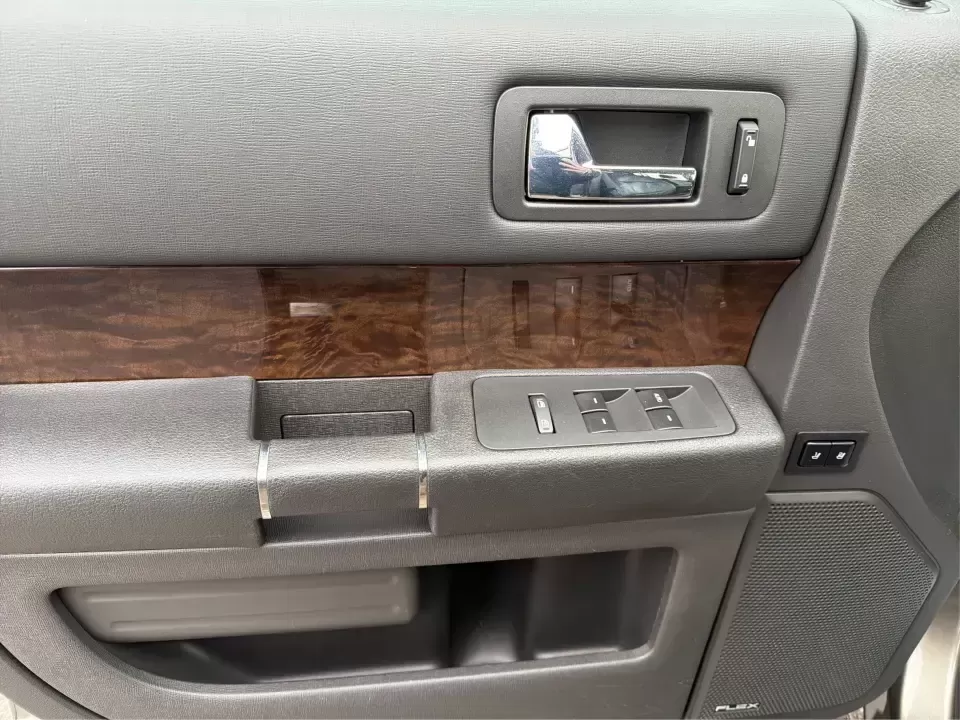 2014 Ford Flex Limited (2FMGK5D89EB) with an 3.5L V-6 DOHC engine, 6-Speed Automatic Overdrive transmission, located at 1184 Kauffman Ave, Fairborn, OH, 45324, (937) 908-9800, 39.807072, -84.030914 - Are you ready to upgrade your lifestyle with a reliable vehicle that accommodates both family adventures and daily commutes? Look no further than this stunning 2014 Ford Flex Limited, available now at Advantage Car and Credit in Moraine, OH. With its spacious interior, versatile cargo capacity, and - Photo#19