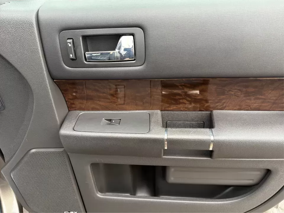 2014 Ford Flex Limited (2FMGK5D89EB) with an 3.5L V-6 DOHC engine, 6-Speed Automatic Overdrive transmission, located at 1184 Kauffman Ave, Fairborn, OH, 45324, (937) 908-9800, 39.807072, -84.030914 - Are you ready to upgrade your lifestyle with a reliable vehicle that accommodates both family adventures and daily commutes? Look no further than this stunning 2014 Ford Flex Limited, available now at Advantage Car and Credit in Moraine, OH. With its spacious interior, versatile cargo capacity, and - Photo#20