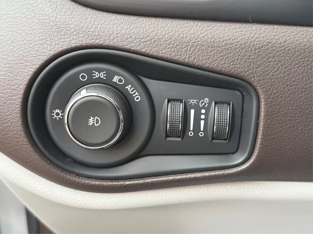 2017 Jeep Renegade Latitude 4x4 (ZACCJBBBXHP) with an Other engine, located at 4508 South Dixie Dr, Moraine, OH, 45439, (937) 908-9800, 39.689976, -84.218452 - **Adventure Awaits: Your 2017 Jeep Renegade Latitude 4x4 in Moraine, OH!**<br /> <br /> Are you ready to elevate your lifestyle and explore the open road? Whether you're a weekend warrior seeking new trails or a busy commuter navigating the urban landscape, our 2017 Jeep Renegade Latitude 4x4 is the - Photo#16