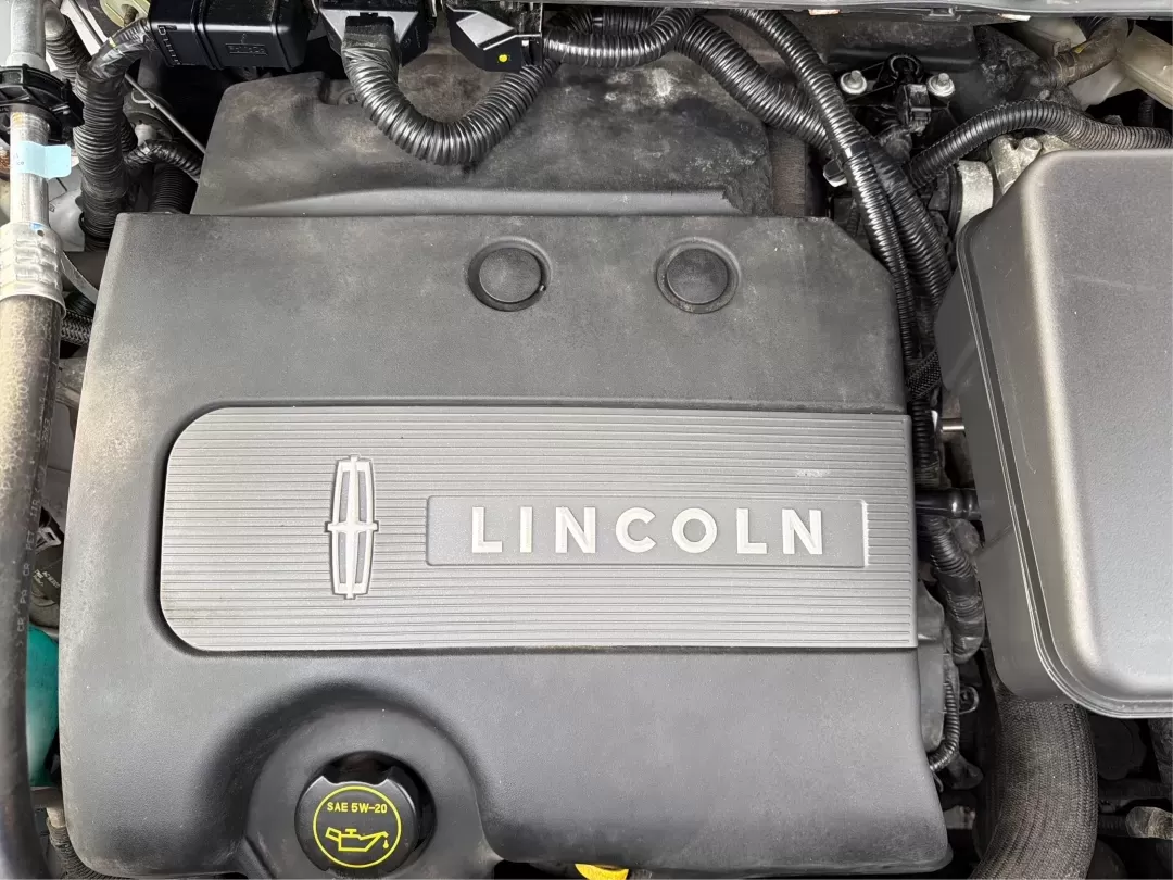 2014 Lincoln MKX Base (2LMDJ8JK2EB) with an Other engine, located at 4508 South Dixie Dr, Moraine, OH, 45439, (937) 908-9800, 39.689976, -84.218452 - **Unleash Your Adventures with This 2014 Lincoln MKX at Advantage Car and Credit - Moraine!**<br /> <br /> Are you ready to elevate your driving experience? Whether you're commuting through the bustling roads of Moraine or embarking on weekend getaways to nearby attractions like the beautiful Dayton - Photo#11