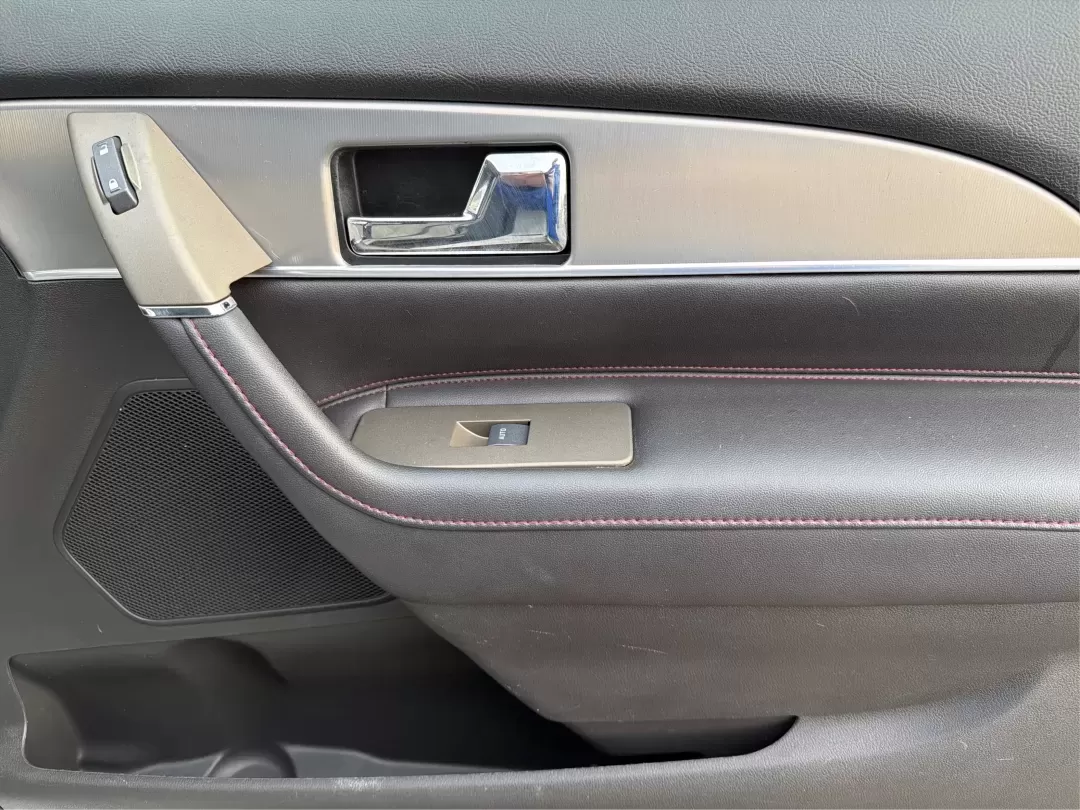 2014 Lincoln MKX Base (2LMDJ8JK2EB) with an Other engine, located at 880 E. National Road, Vandalia, OH, 45377, (937) 908-9800, 39.891918, -84.183594 - **Unleash Your Adventures with This 2014 Lincoln MKX at Advantage Car and Credit - Moraine!**<br /> <br /> Are you ready to elevate your driving experience? Whether you're commuting through the bustling roads of Moraine or embarking on weekend getaways to nearby attractions like the beautiful Dayton - Photo#20