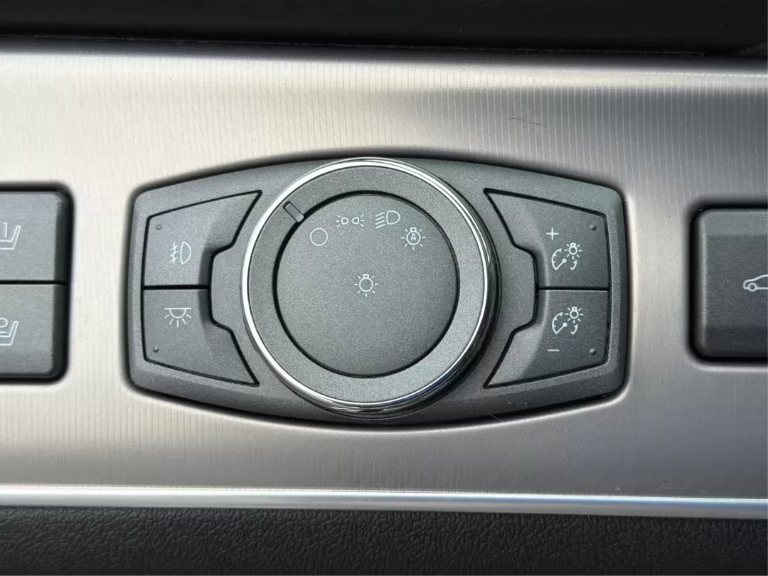 2014 Lincoln MKX Base (2LMDJ8JK2EB) with an 3.7L V6 DOHC 24V engine, 6-Speed Automatic transmission, located at 1230 East Main St, Xenia, OH, 45385, (937) 908-9800, 39.688026, -83.910172 - **Unleash Your Adventures with This 2014 Lincoln MKX at Advantage Car and Credit - Moraine!**<br /> <br /> Are you ready to elevate your driving experience? Whether you're commuting through the bustling roads of Moraine or embarking on weekend getaways to nearby attractions like the beautiful Dayton - Photo#17