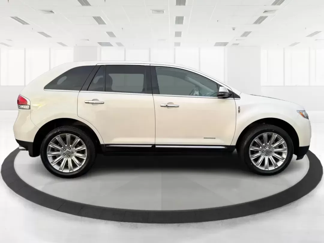 2014 Lincoln MKX Base (2LMDJ8JK2EB) with an 3.7L V6 DOHC 24V engine, 6-Speed Automatic transmission, located at 1951 S Dayton Lakeview Rd., New Carlisle, OH, 45344, (937) 908-9800, 39.890999, -84.050255 - **Unleash Your Adventures with This 2014 Lincoln MKX at Advantage Car and Credit - Moraine!**<br /> <br /> Are you ready to elevate your driving experience? Whether you're commuting through the bustling roads of Moraine or embarking on weekend getaways to nearby attractions like the beautiful Dayton - Photo#1