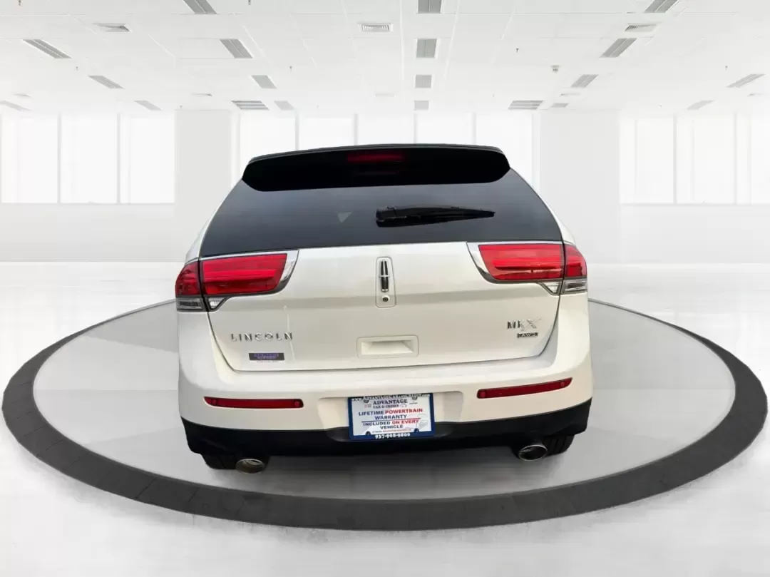 2014 Lincoln MKX Base (2LMDJ8JK2EB) with an 3.7L V6 DOHC 24V engine, 6-Speed Automatic transmission, located at 1951 S Dayton Lakeview Rd., New Carlisle, OH, 45344, (937) 908-9800, 39.890999, -84.050255 - **Unleash Your Adventures with This 2014 Lincoln MKX at Advantage Car and Credit - Moraine!**<br /> <br /> Are you ready to elevate your driving experience? Whether you're commuting through the bustling roads of Moraine or embarking on weekend getaways to nearby attractions like the beautiful Dayton - Photo#3