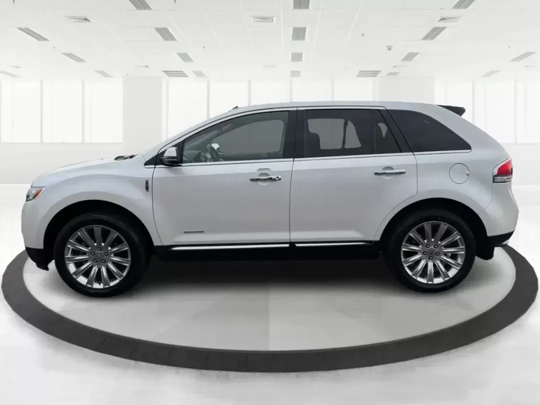 2014 Lincoln MKX Base (2LMDJ8JK2EB) with an 3.7L V6 DOHC 24V engine, 6-Speed Automatic transmission, located at 1951 S Dayton Lakeview Rd., New Carlisle, OH, 45344, (937) 908-9800, 39.890999, -84.050255 - **Unleash Your Adventures with This 2014 Lincoln MKX at Advantage Car and Credit - Moraine!**<br /> <br /> Are you ready to elevate your driving experience? Whether you're commuting through the bustling roads of Moraine or embarking on weekend getaways to nearby attractions like the beautiful Dayton - Photo#5
