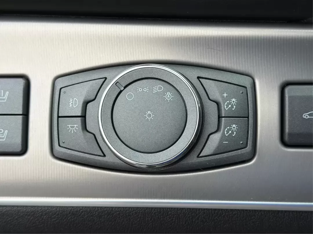 2014 Lincoln MKX Base (2LMDJ8JK2EB) with an 3.7L V6 DOHC 24V engine, 6-Speed Automatic transmission, located at 1951 S Dayton Lakeview Rd., New Carlisle, OH, 45344, (937) 908-9800, 39.890999, -84.050255 - **Unleash Your Adventures with This 2014 Lincoln MKX at Advantage Car and Credit - Moraine!**<br /> <br /> Are you ready to elevate your driving experience? Whether you're commuting through the bustling roads of Moraine or embarking on weekend getaways to nearby attractions like the beautiful Dayton - Photo#17