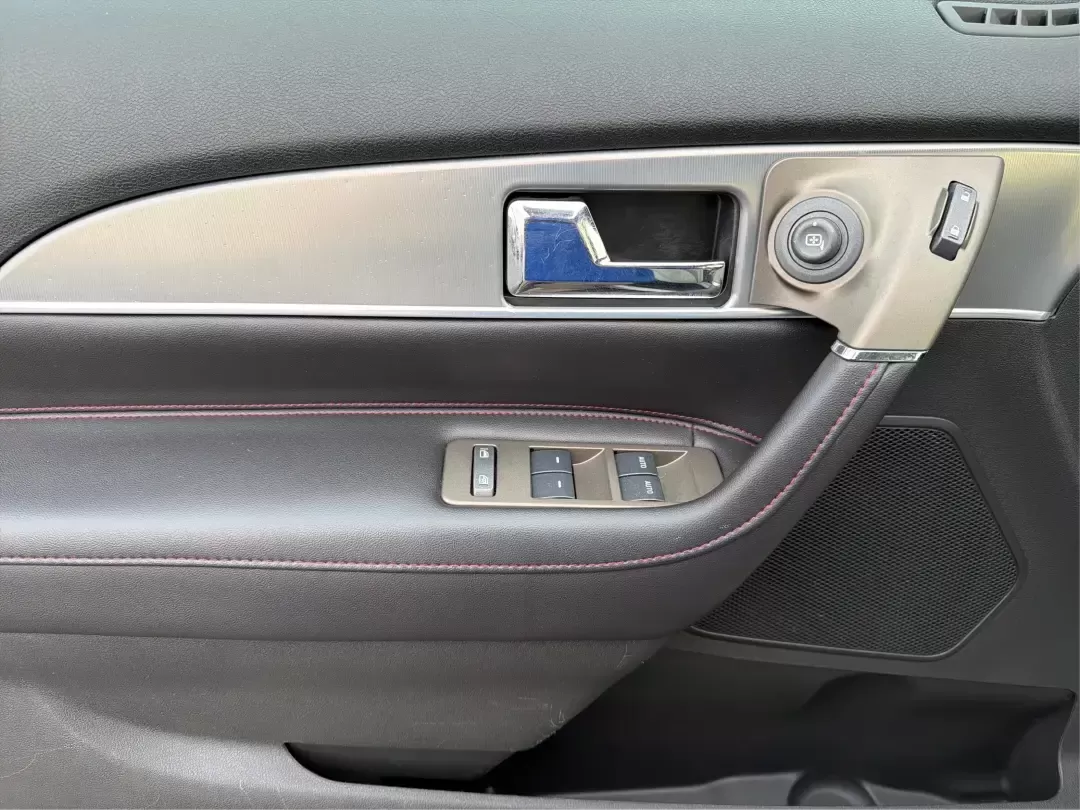 2014 Lincoln MKX Base (2LMDJ8JK2EB) with an 3.7L V6 DOHC 24V engine, 6-Speed Automatic transmission, located at 1951 S Dayton Lakeview Rd., New Carlisle, OH, 45344, (937) 908-9800, 39.890999, -84.050255 - **Unleash Your Adventures with This 2014 Lincoln MKX at Advantage Car and Credit - Moraine!**<br /> <br /> Are you ready to elevate your driving experience? Whether you're commuting through the bustling roads of Moraine or embarking on weekend getaways to nearby attractions like the beautiful Dayton - Photo#19