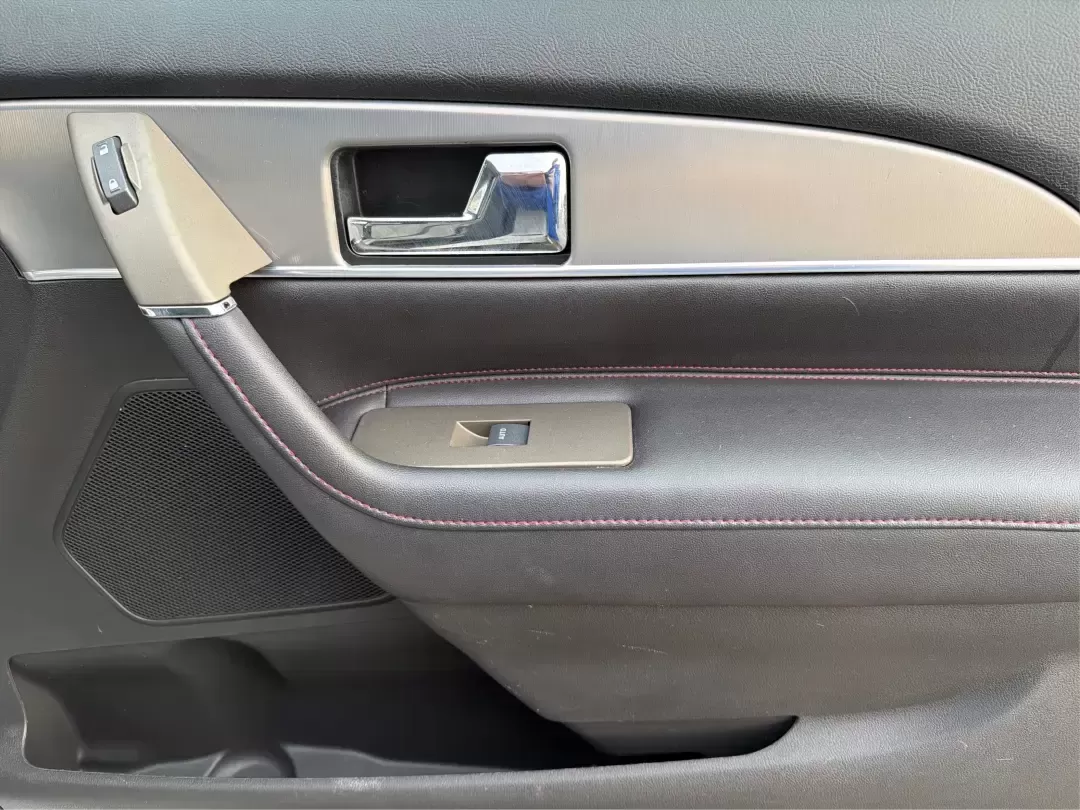 2014 Lincoln MKX Base (2LMDJ8JK2EB) with an 3.7L V6 DOHC 24V engine, 6-Speed Automatic transmission, located at 1951 S Dayton Lakeview Rd., New Carlisle, OH, 45344, (937) 908-9800, 39.890999, -84.050255 - **Unleash Your Adventures with This 2014 Lincoln MKX at Advantage Car and Credit - Moraine!**<br /> <br /> Are you ready to elevate your driving experience? Whether you're commuting through the bustling roads of Moraine or embarking on weekend getaways to nearby attractions like the beautiful Dayton - Photo#20