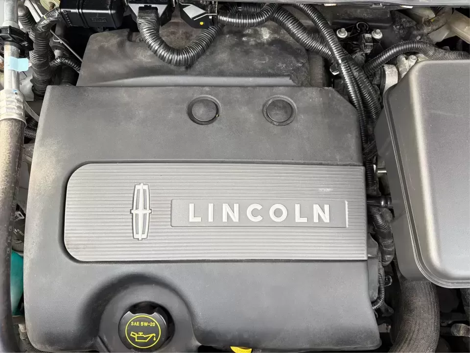 2014 Lincoln MKX Base (2LMDJ8JK2EB) with an 3.7L V6 DOHC 24V engine, 6-Speed Automatic transmission, located at 8750 N County Rd 25A, Piqua, OH, 45356, (937) 908-9800, 40.164391, -84.232513 - **Unleash Your Adventures with This 2014 Lincoln MKX at Advantage Car and Credit - Moraine!**<br /> <br /> Are you ready to elevate your driving experience? Whether you're commuting through the bustling roads of Moraine or embarking on weekend getaways to nearby attractions like the beautiful Dayton - Photo#11