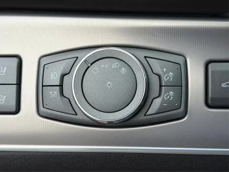 2014 Lincoln MKX Base (2LMDJ8JK2EB) with an 3.7L V6 DOHC 24V engine, 6-Speed Automatic transmission, located at 8750 N County Rd 25A, Piqua, OH, 45356, (937) 908-9800, 40.164391, -84.232513 - **Unleash Your Adventures with This 2014 Lincoln MKX at Advantage Car and Credit - Moraine!**<br /> <br /> Are you ready to elevate your driving experience? Whether you're commuting through the bustling roads of Moraine or embarking on weekend getaways to nearby attractions like the beautiful Dayton - Photo#17