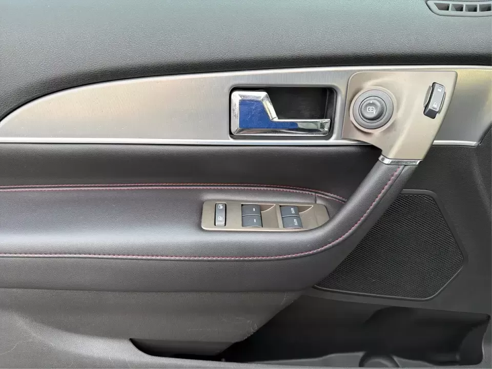 2014 Lincoln MKX Base (2LMDJ8JK2EB) with an 3.7L V6 DOHC 24V engine, 6-Speed Automatic transmission, located at 8750 N County Rd 25A, Piqua, OH, 45356, (937) 908-9800, 40.164391, -84.232513 - **Unleash Your Adventures with This 2014 Lincoln MKX at Advantage Car and Credit - Moraine!**<br /> <br /> Are you ready to elevate your driving experience? Whether you're commuting through the bustling roads of Moraine or embarking on weekend getaways to nearby attractions like the beautiful Dayton - Photo#19